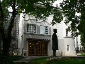 Statue of Bartók outside his house