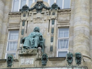 Statue of Liszt on façade of Academy